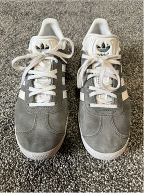 Men's Adidas Gazelle Sneakers in Solid Grey/ White/Gold Metallic Size 8